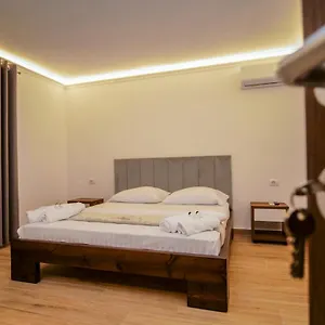 Fatos Qama Bed & Breakfast Berat
